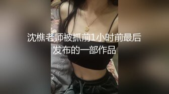 粉色透明內褲騷女地攤上挑香蕉,陰唇完全暴露