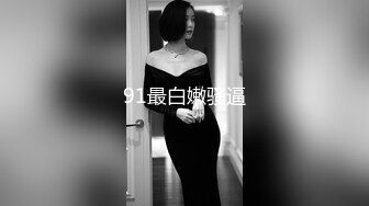  好家伙，两个极品可爱小萝莉女同，脱光光互相搞对方 ，大金链子大叔出场 忍不住也要参与，伸出鸡巴蹭进去