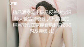 家庭摄像头偷窥，颜值还不错的良妻，大厅和女儿看电视，原来女人是这样穿奶罩的！