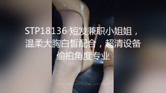 健身教练在家对着镜子自慰