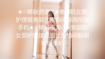 一路跟拍不穿内裤在商场里到处瞎逛的长裙少妇