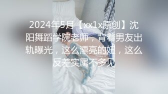 很有风韵的少妇，刚好上厕所被我遇上，看着她嘘嘘哗啦的水花从尿道口流出流过阴穴，简直太棒了，娶老婆理应找这类型！