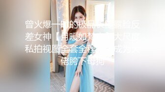 苗条漂亮妹子非常配合各种动作，淫水流了一片。