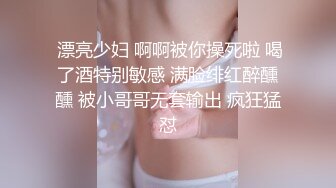 小仙女露脸丝袜情趣，逼里塞着跳蛋玩骚奶子自慰呻吟，洗骚逼浪叫淫水好多刺激