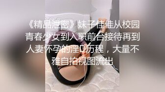 丝袜高跟露脸发骚的学姐精彩大秀，无毛白虎逼各种展示，道具抽插淫声荡语，厕所里玩逼高潮喷水，精彩又刺激