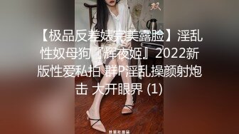 小母狗趴在那里认真舔脚