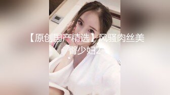 爆菊花 漂亮妹子被大肉棒操了逼还要插菊花 口水润滑一下 鸡吧大 小屁眼确实很难插入