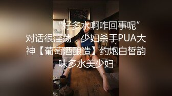 穿着浅蓝色轻飘飘百褶裙美女 逛街裙子被风吹起内裤全露出发现用手去捂已经晚了