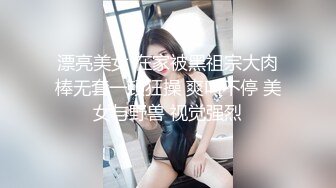 专注人前露出与路人同框美腿女神GI9ZA视图集，公园超市广场哪人多往哪去和老登一起锻炼 (10)