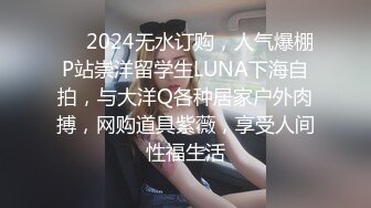 暴露狂中年肌肉直男,在公用楼道中全裸自慰寻求快感