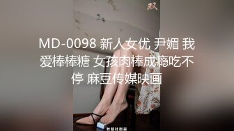 绿帽老公带着老婆一起和朋友3P，老婆被操一小时，极品尤物！爆乳肥臀，美腿高跟鞋扶着屌插入