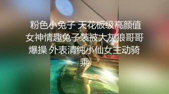 绿帽奴哥,自己媳妇不艹,约个单男过来艹,自己边上看,先让大哥射完壹炮才去艹