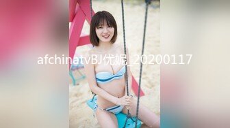 巨乳蜜桃妹穿着暴露水果市场勾引卖水果的摊贩问他想不想吃蜜桃然后开房快活