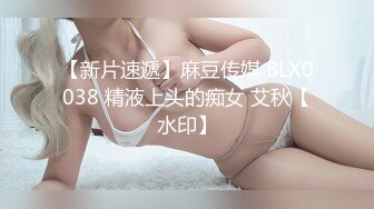 抄底JK裙美眉