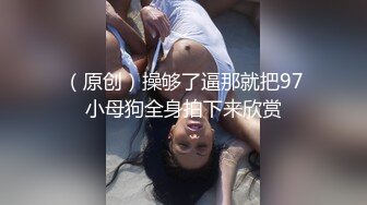 白虎美穴18极品萌妹，扎着麻花辫黑白丝袜，翘起双腿给你看小穴