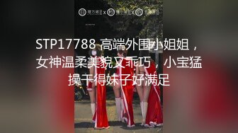 全景偷拍牛仔裤妹子 看着摄像头完全不知道在拍她