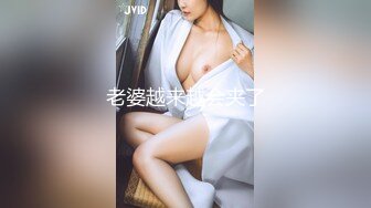   大红唇新人骚女被两大汉3P，白丝袜丁字裤，翘起屁股看穴，两根JB轮流舔，骑乘上下一起插