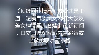 珍珠内裤开档黑丝露脸小甜心跟大哥激情啪啪，埋首胯下口交大鸡巴