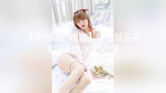 双女仆抢吃一根肉棒