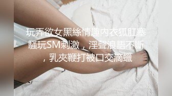 高二学生妹被男友调教在环卫工背后脱裤子漏奶子,还把裤子脱了地上爬