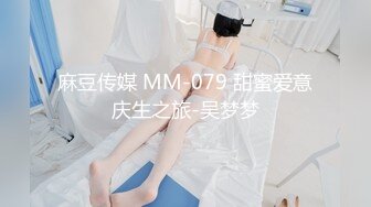 衣料比较少的白衣美女坐在沙发上就让人看的口干舌燥