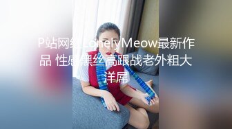 拿着粗大假鸡巴玩弄这个穿着渔网丝袜的骚女