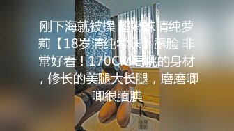 老公不在家的小少妇解决全靠它，陪狼友撩骚太寂寞了漏出奶子揉捏给狼友看，黑牛插入骚逼自慰呻吟喷水真骚