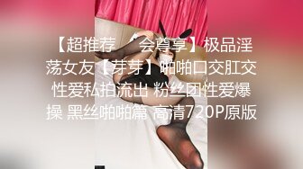 震惊三观的监控偷拍 女儿都上高中了还全裸在家 跟爸爸一起吃饭睡觉摆出各种诱惑姿势 也不怕爸爸有想法