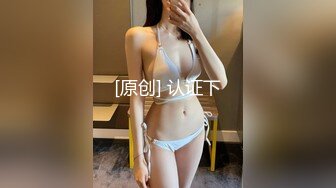 女学生在被占用的厕所前尿尿 (4)