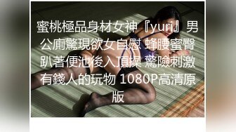 娇小可爱的女友和男友直播赚点小钱，女上位啪啪白虎揉搓阴蒂