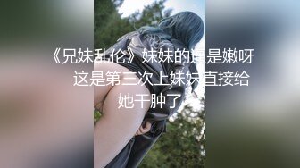 推特60W粉丝网黄潮妹「kitty」露脸性爱私拍 在朋友的KTV包厢厕所操起来不敢太大声，外面的人一直敲门