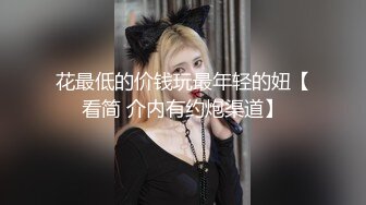 儿子带老妈到KTV包廂先唱歌再草逼 后入很有激情