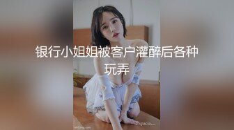 黑丝高跟美女电梯口玩全裸