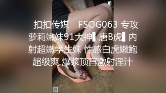 媳妇穿着开裆丝袜用手机看着淫秽视频躺在床上被干享受不一样的快感