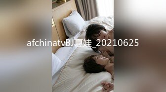 中年妇女重口味舔弄老黑大鸡巴 特写插入后入爆草 厨房里露脸被干 还被草尿了