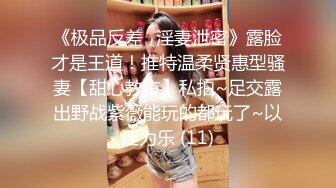  性感红唇骚女两男一女淫乱啪啪，非常迫不及待快过来呀，双屌左右一起交还说真好吃