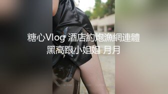 穿着情趣内衣黄瓜戴套玩自慰