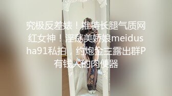 家庭摄像头偷拍大奶少妇自慰，还时不时挑逗可爱小泰迪