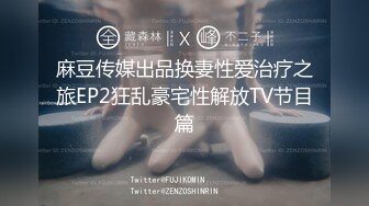 大白天窗帘一拉，长发熟女床上道具自慰插穴，上位插入，整根没下近景掰穴特写