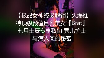 风骚美少妇寻求刺激，打着电话被无套后入操逼，表情夸张极其享受特写超粉穴